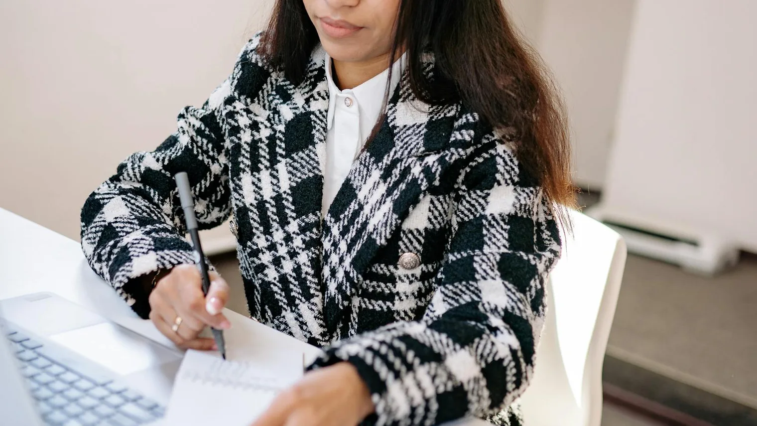Candidate reviewing notes after practicing a STAR method cheat sheet answer out loud