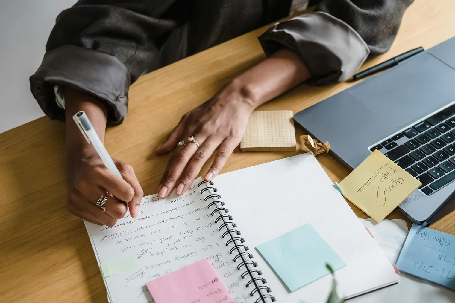 Candidate planning how to answer tell me about yourself with workspace notes and interview story prompts