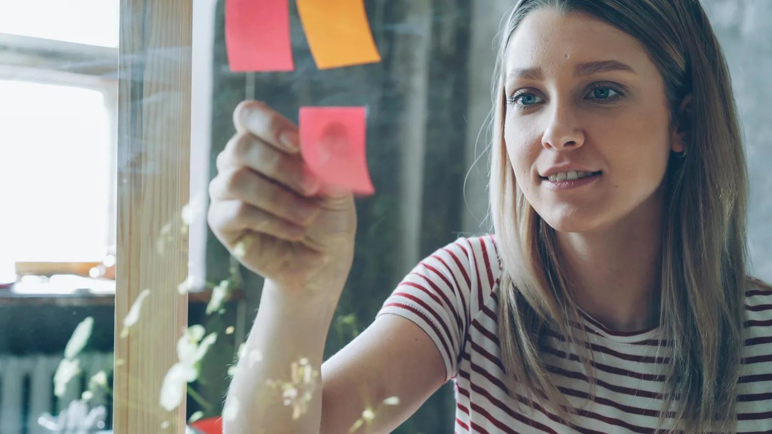 Candidate organizing sticky notes while mapping resume strengths to job-description signals